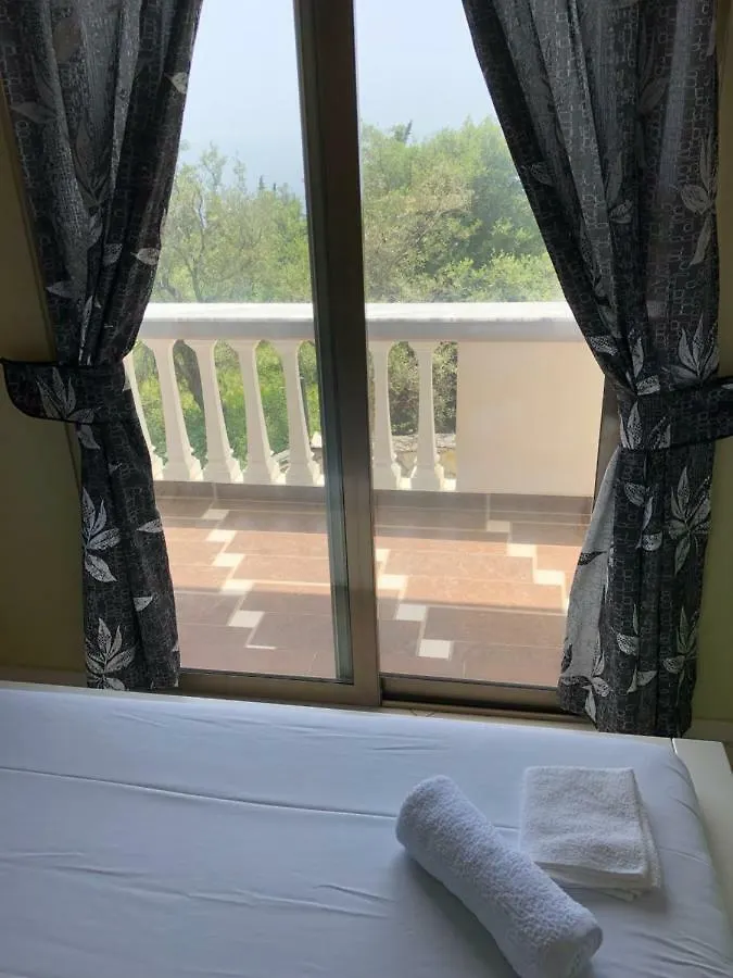 ديرمي Aris Apartments